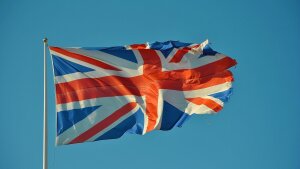 Die Flagge Großbritanniens weht vor einem wolkenlosen Himmel