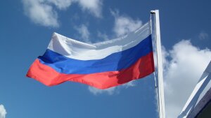 Die Flagge Russlands weht vor einem leicht bewölkten Himmel
