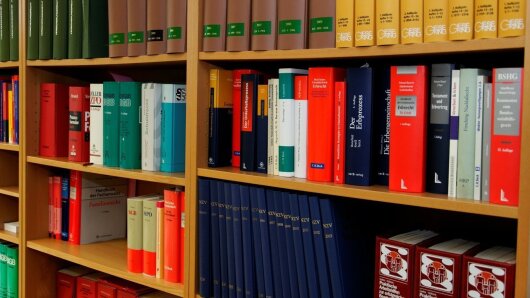Bücherregal mit juristischer Fachliteratur
