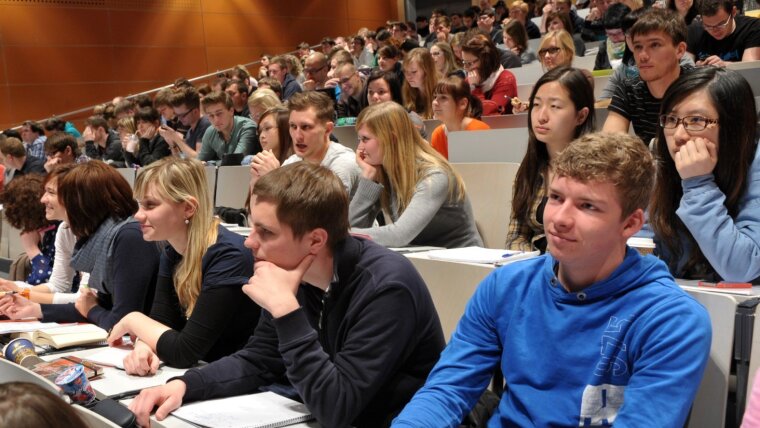 Studierende sitzen in einem großen Hörsaal