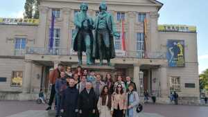 Gruppenfoto vor dem Schiller-Goethe-Denkmal in weimar