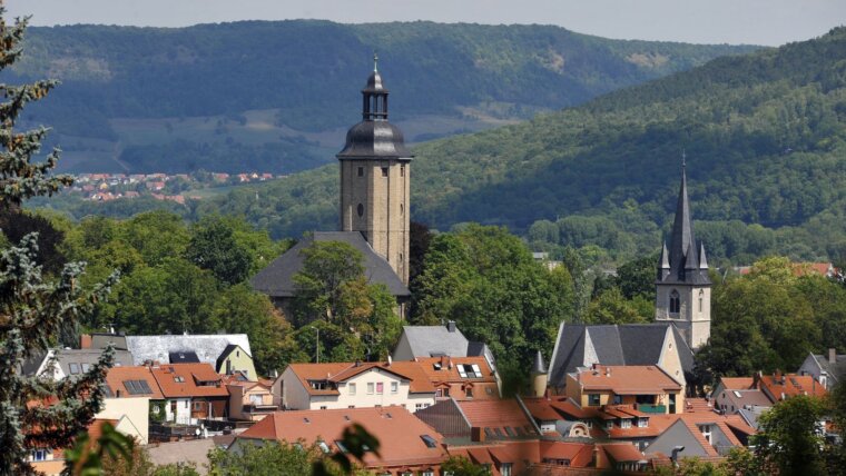 Blick auf die Friedenskirche Jenas und dahinter liegende Berge