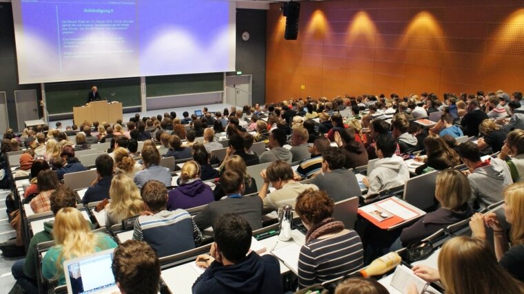 Studierende verfolgen eine Vorlesung im Hörsaal