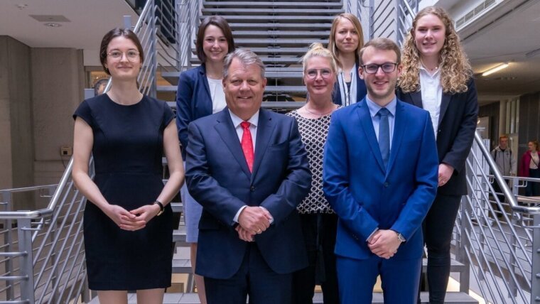 Das Team des Lehrstuhls von Prof. Brenner auf einer Treppe