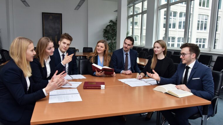 Moot Court Team Gespräch