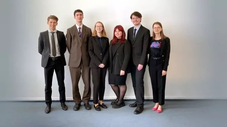 Das Jenaer Team für den Telder Moot Court, umrahmt von den Coaches