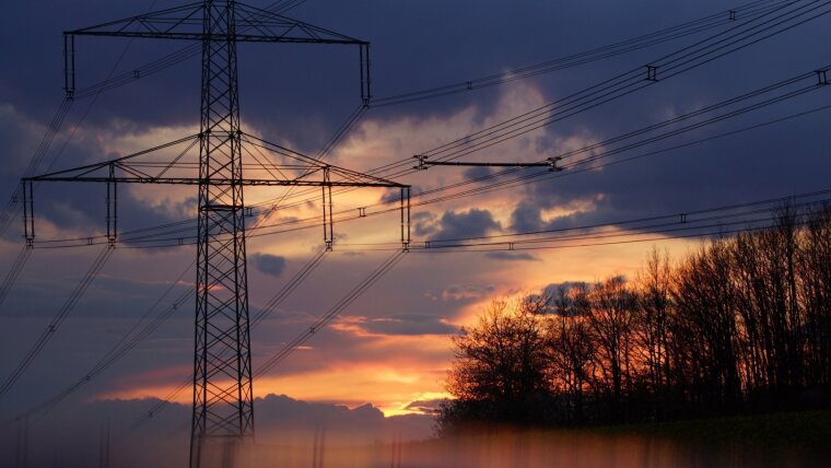 Hochspannungsmast nahe Gera im Abendlicht, aufgenommen am 24.04.2012