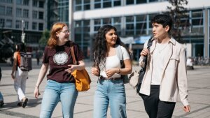 Studierende auf dem Campus.