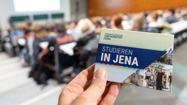 Blick in den Hörsaal 1 (Abbe-Hörsaal) während der Studieneinführungstage, STET, am 01.10.2024 auf dem Campus am Ernst-Abbe-Platz an der Friedrich-Schiller-Universität Jena in Jena.